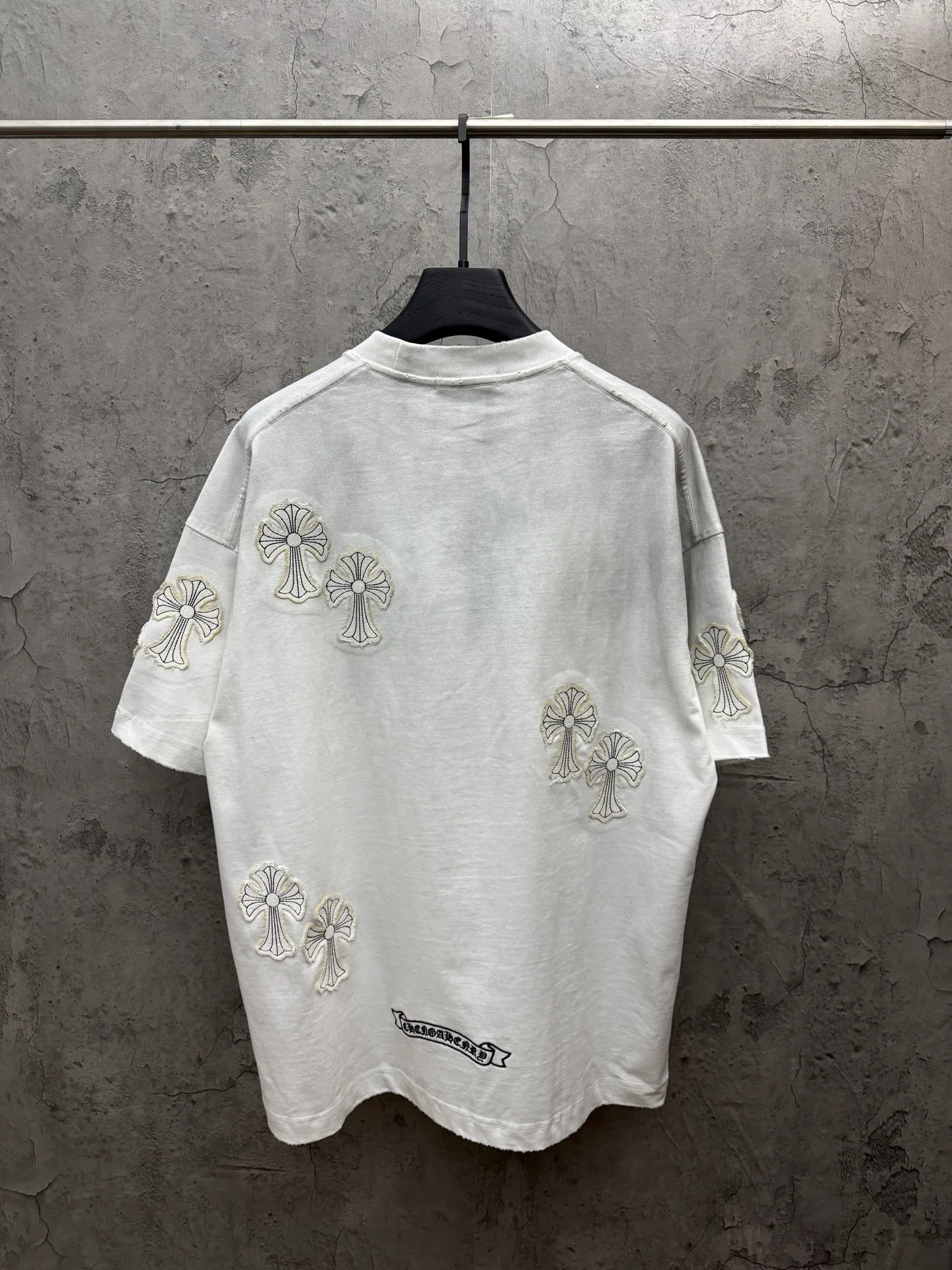 P240 top version, real shot without P, ​​different from market currency) 𝗖𝗵𝗿𝗼𝗺𝗲 𝗛𝗲𝗮𝗿𝘁𝘀/Croxin 2026 spring new original single counter American washed patch embroidered couple short sleeves 👑The highest version! Customized fabric 320 grams, washed and fried, a hot-selling model at the counter, very comfortable to wear. Accessories: original molded and authenticated collar label➕100% silk wash label. Genuine purchase-grade original hangtag➕matching hanging rope➕3D hanging beads➕original packaging bag. Craftsmanship: The original version has consistent wiring! The highest version of the armhole matching technique! Color: Black White Size: S M L XL Style No.: 5206